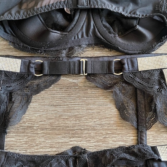 Victoria's Secret Black Lace Bra and Garter Set - Picture 9 of 10